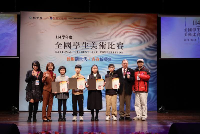 教育部武曉霞司長與繪畫類得獎者合影