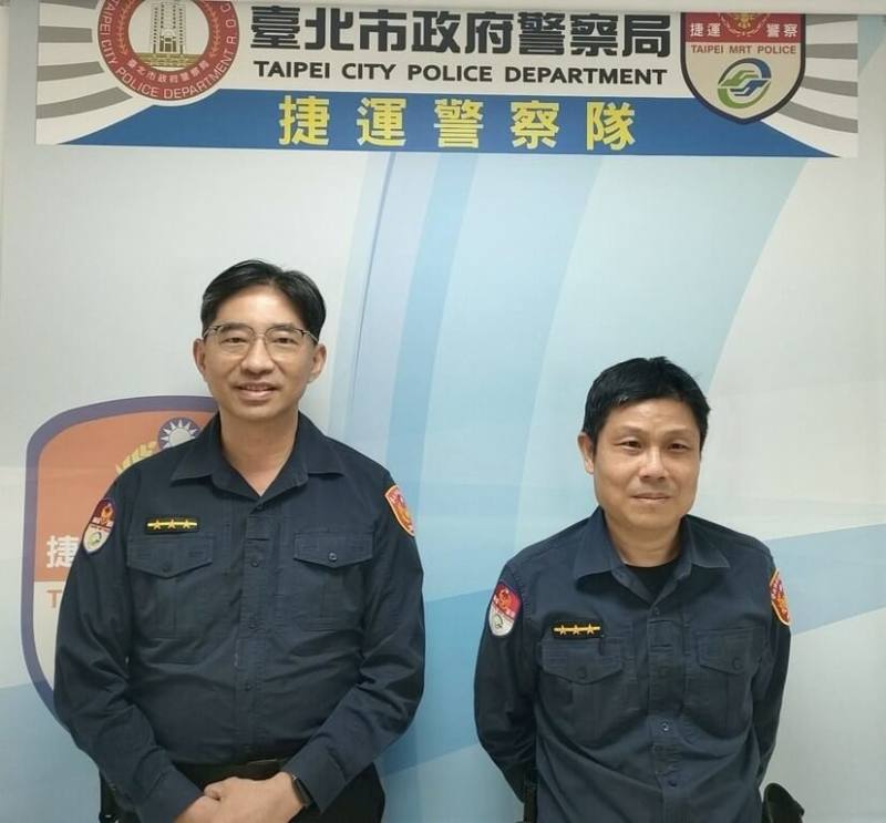 有名越南籍女子日前搭台北捷運外出訪友，卻將裝有重要證件的後背包遺留車上，捷警獲報後火速於1小時內尋獲，圖左至右為現場處理員警陳君良、李勝文。（台北市警察局捷運警察隊提供）