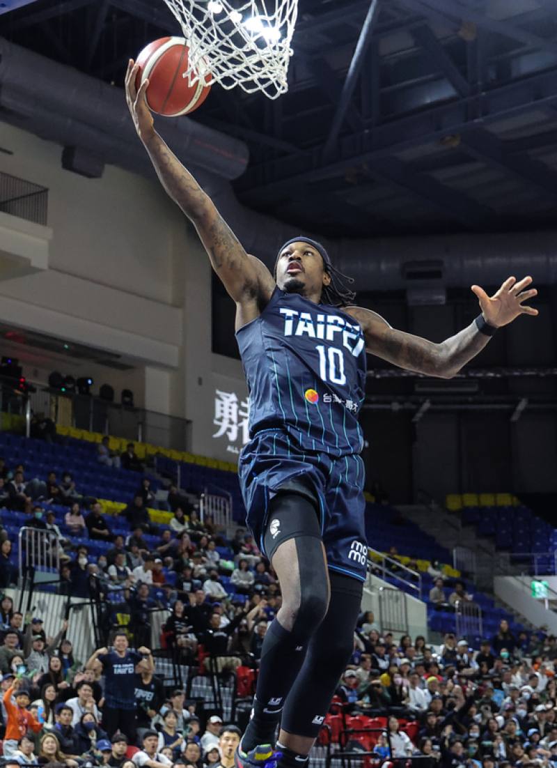 台灣職籃P.LEAGUE+台北富邦勇士與洋基工程4日在台北和平籃球館交手，勇士洋將古德溫（Archie Goodwin）（圖）攻下全場最高的51分，刷新聯盟單場得分紀錄，終場助隊以126比105擊敗洋基