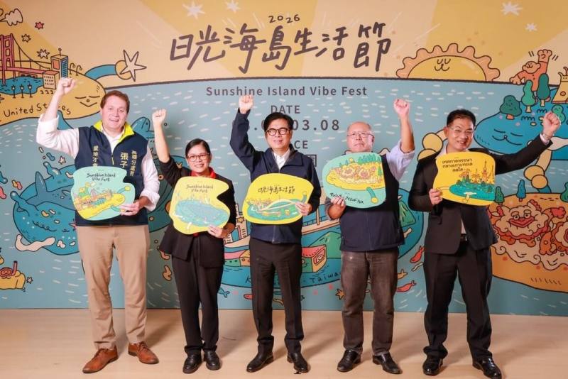 高雄市政府5日宣布，2026年將再攜手美、日、菲、泰駐高雄機構續辦「日光海島生活節」，於3月6日至8日在中央公園及高雄車站雙主場舉行；市長陳其邁（中）表示，盼透過活動深化城市外交與民間友誼。（高雄市行政暨國際處提供）