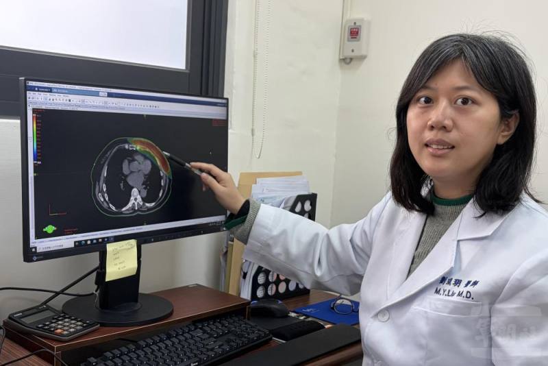 國軍臺中總醫院放射腫瘤科主任劉珉玥醫師為陳女士製作個人化放射線治療計畫。 （國軍臺中總醫院提供）