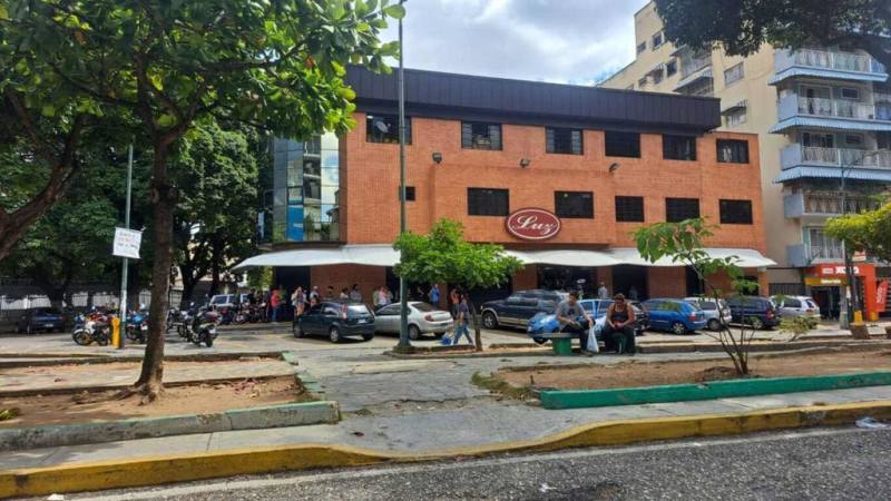 委內瑞拉左派總統馬杜洛戲劇性地遭到抓捕後局勢不明，當地台商指出，部分市場和藥局出現排隊人潮。（委內瑞拉卡拉卡斯台商劉先生提供）