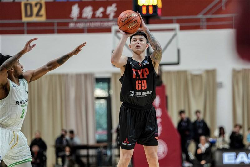 Taoyuan Pauian Pilots star Lu Chun-hsiang (right) prepares to shoot during a game in China on Sunday. Photo courtesy of East Asia Super League