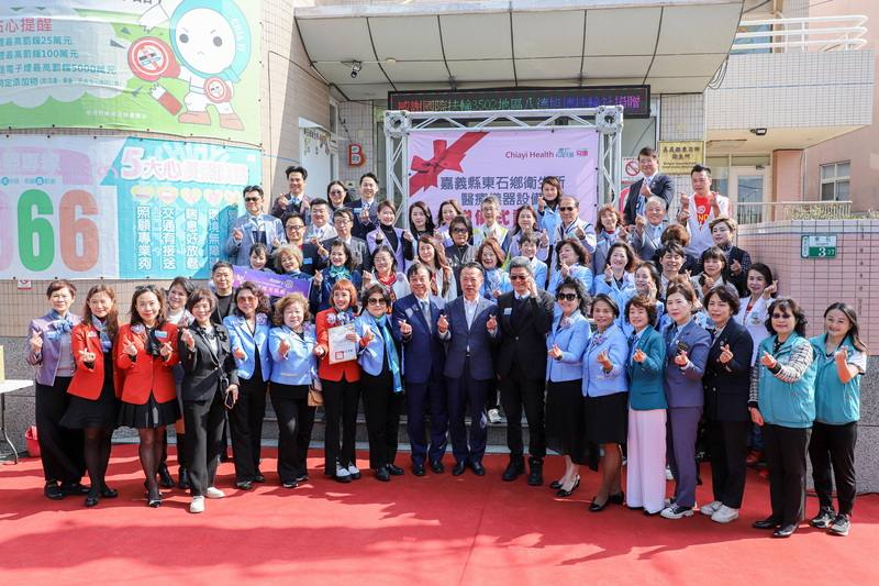 嘉義縣衛生局5日在東石鄉衛生所舉行「數位X光機設備」捐贈儀式，縣長翁章梁（前排右9）出席，感謝八德旭德扶輪社及韓國百合扶輪社的善行。