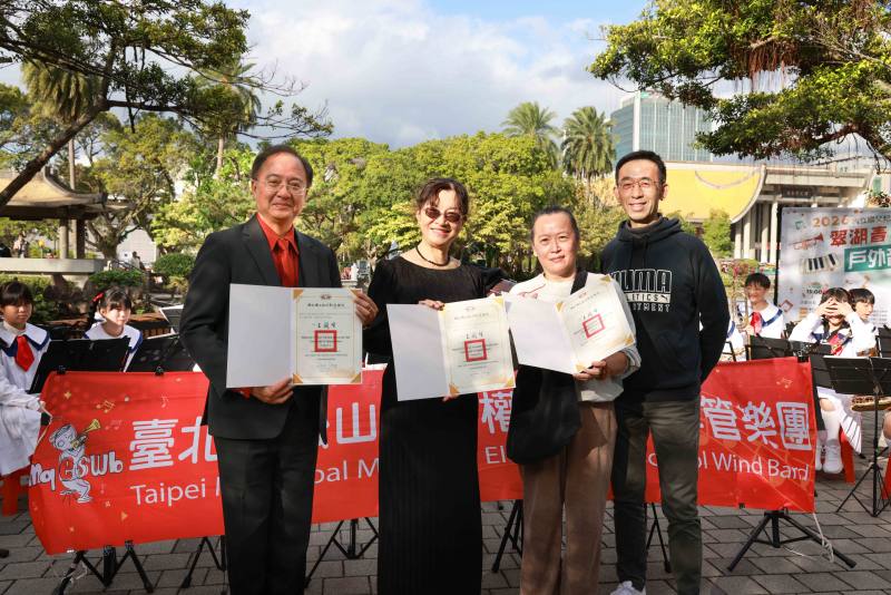 國父紀念館王蘭生館長致贈感謝狀予民權國小指揮老師鄒基華（左1）、盧幼娟老師（左2）、向曉雯老師（左3）