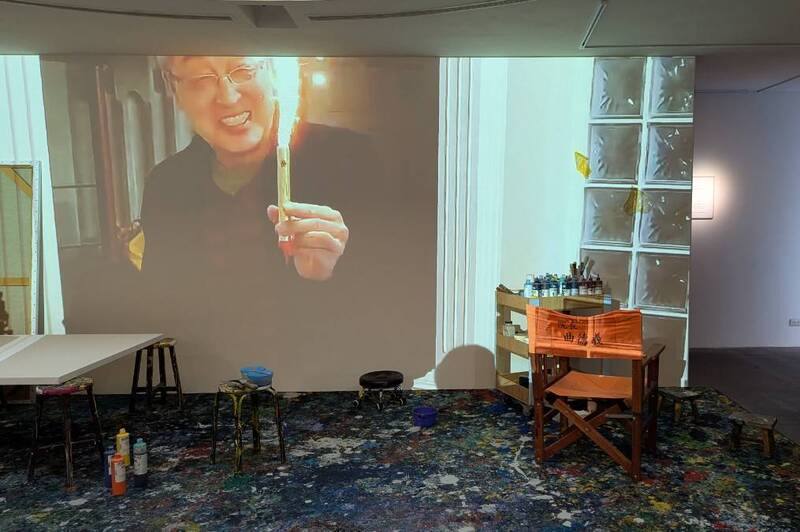 前台北藝術大學關渡美術館館長、藝術家曲德義辭世，追思展6日起將於關渡美術館展出，展場特別還原其畫室，並播映曲德義生前受訪影像。