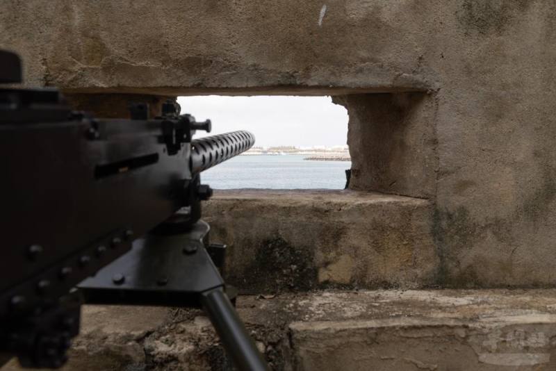 陣地內的設置，讓參觀民眾彷彿實際走入戰備陣地。（軍聞社記者吳柏融攝）