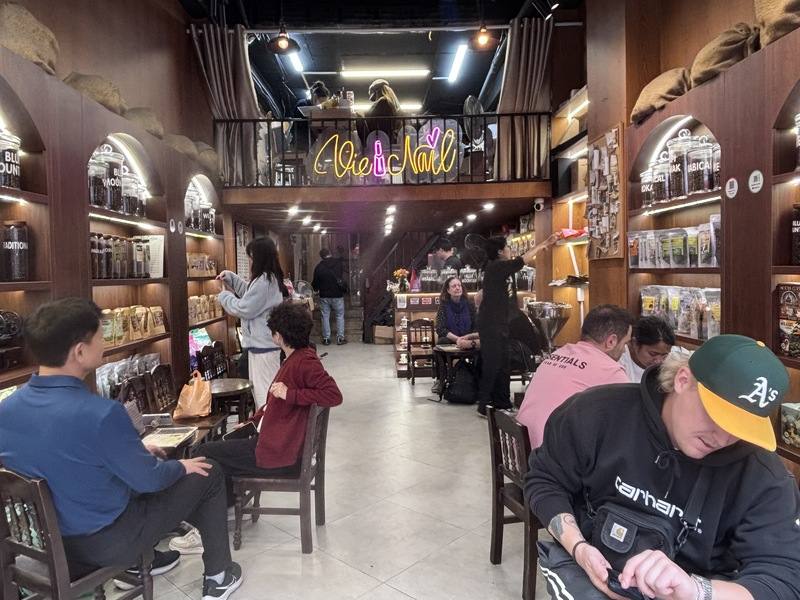 河內還劍湖周邊老城區的越南咖啡專賣店聚集，許多店家外國客人絡繹不絕。店內陳設越南咖啡，充滿越式風味，現點現磨，也有大受歡迎的椰子咖啡。