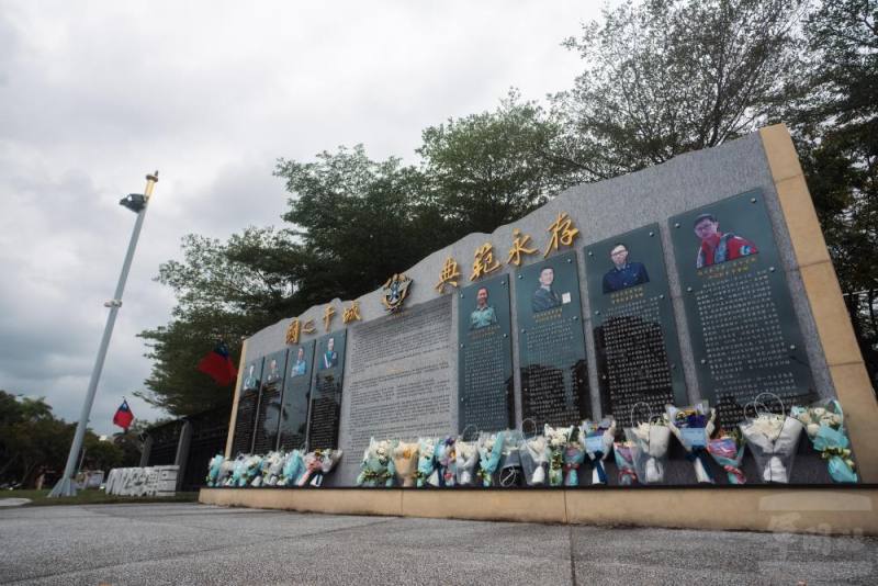 紀念專區前的紀念花束，表達國軍對將士們的思念與緬懷之情。（軍聞社記者文仁攝）