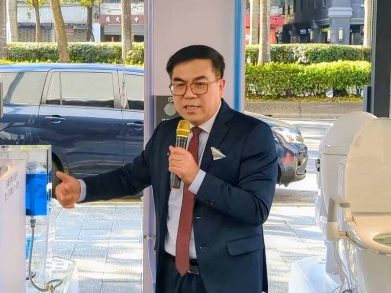 環境部5日在大門口展示多座馬桶裝置藝術，環境部長彭啓明宣導如廁應將衛生紙丟馬桶，但「面紙」不行。