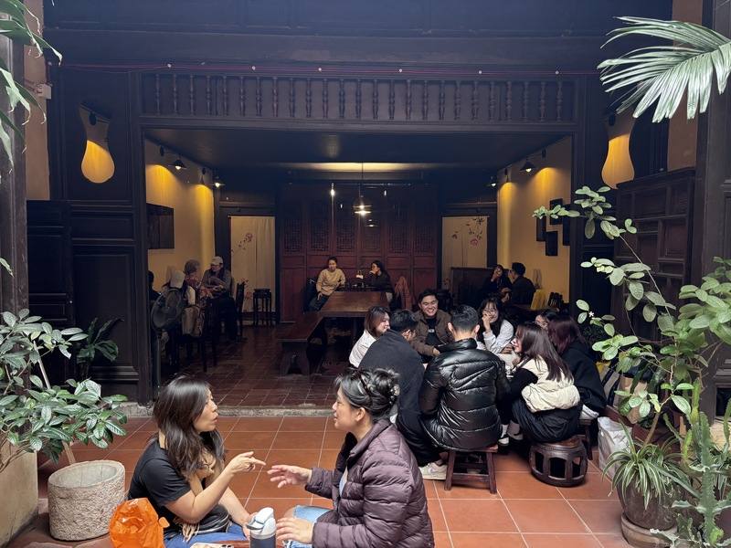 越南咖啡廳為人民日常的ㄧ部分，各式風格的咖啡廳皆有。近年興起的是老屋改建。越南特色的低矮椅子搭配高檔研磨器與義式咖啡機，充滿越西合璧的趣味。