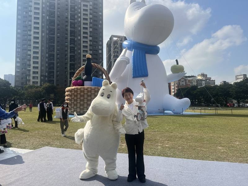 中台灣燈會「幸福蜜馬」2月15日小年夜開幕，台中市長盧秀燕（前右）5日宣布，與國際IP「姆明一族」（The Moomins）合作，打造「極光下的姆明谷」與騎鐵馬的姆明小提燈。