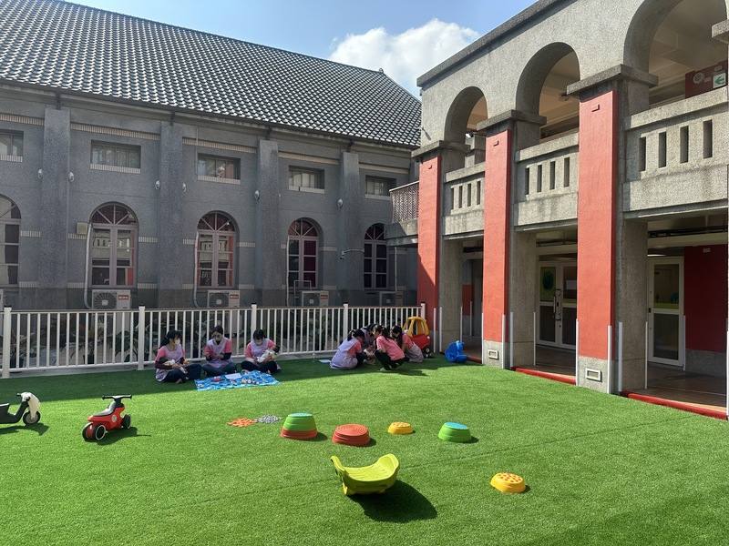 中興大學爭取衛生福利部計畫補助，投入新台幣逾千萬元翻修校舍空間，成為第一所國立大學在校內設立「員工子女托嬰中心」，除有分齡教室，還有寬廣戶外草坪。