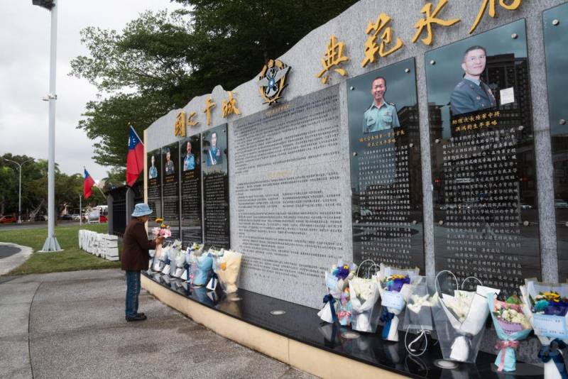 故參謀總長沈一鳴上將的家屬前來獻花致意。（軍聞社記者文仁攝）