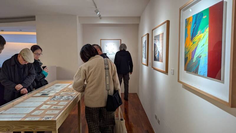 藝術家曲德義追思展將在關渡美術館舉行，展出其生前筆記、作品，也另設有留言本，讓民眾留下想說的話，展期為1月6日至6月14日。