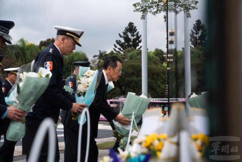 國防部長顧立雄2日前往「0102紀念專區」追思悼念。（軍聞社記者文仁攝）