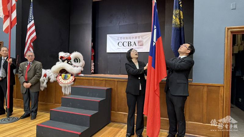 林美呈與王偉讚共同將國旗升上，在國歌聲中展現團結與祝福，迎接嶄新的一年