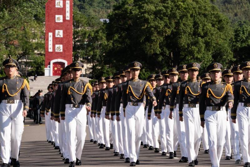 政戰學院學生於行進間演唱黃瑩老師所作軍歌，象徵政戰精神的延續與傳承。（軍聞社記者李恬恬攝）