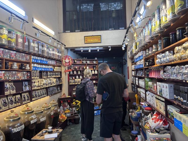 河內老城區一間咖啡專賣店，幾位德國客人買了越南「麝香貓咖啡」（Weasel）與越南濾滴壺。老闆娘告訴中央社，近年外國客人應接不暇，生意越來越好。