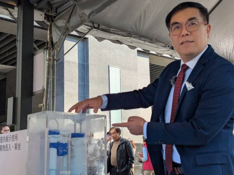 環境部5日在大門口展示多座馬桶裝置藝術，藉由透明馬桶與剖面構造，展示沖水過程，環境部長彭啓明宣導如廁應將衛生紙丟馬桶，可減少異味及細菌。