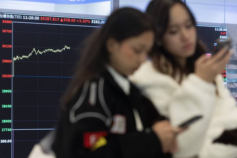 台積電5日飆漲觸及1695元再創新天價，帶動台股首次衝上3萬點，終場以30105.04點作收，大漲755.23點，成交值新台幣7658.07億元，創台股史上次大量。