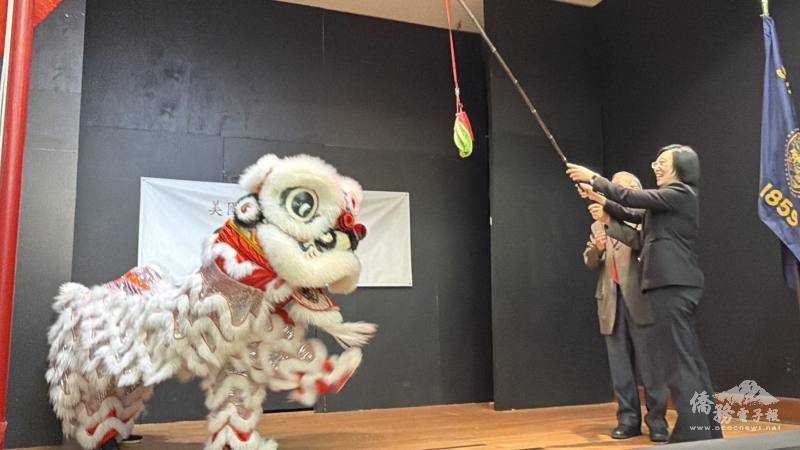 白獅採青迎新歲，由林美呈與廖懷澤共同引獅，祥瑞躍動、福氣滿堂，為新的一年揭開吉祥序幕