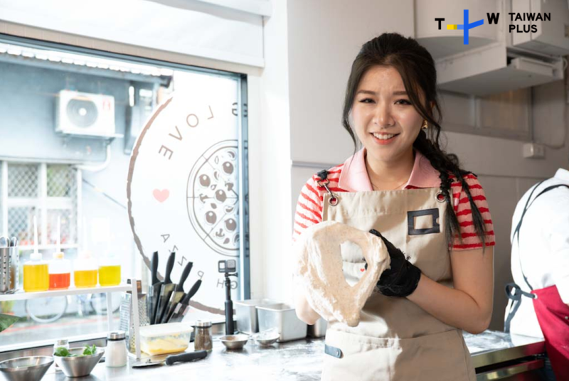 關詩敏在節目中挑戰親手製作披薩，結果光揉麵團就手忙腳亂，靠印度師傅救援才能順利下班。