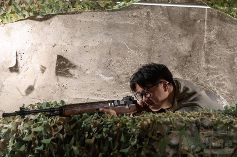 陣地內模型槍提供民眾拍照。（軍聞社記者吳柏融攝）