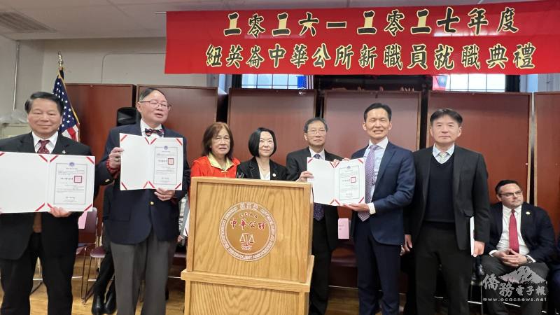 波士頓文教中心主任高家富（右起）請辦事處處長廖朝宏代表僑委會委員長徐佳青，送上就職賀狀給紐英崙中華公所主席雷國輝團隊