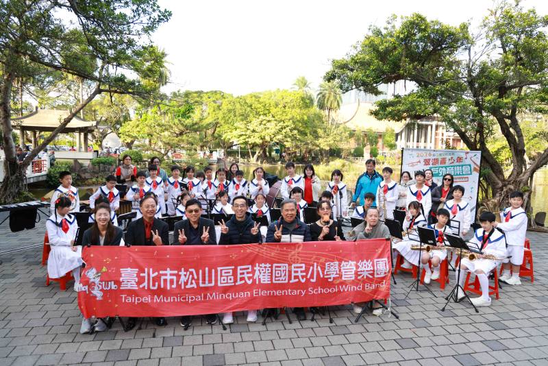 全體合影（左起）張玉欣主任、鄒基華指揮老師、李承華校長、王蘭生館長、吳國基前校長、盧幼娟老師、向曉雯老師