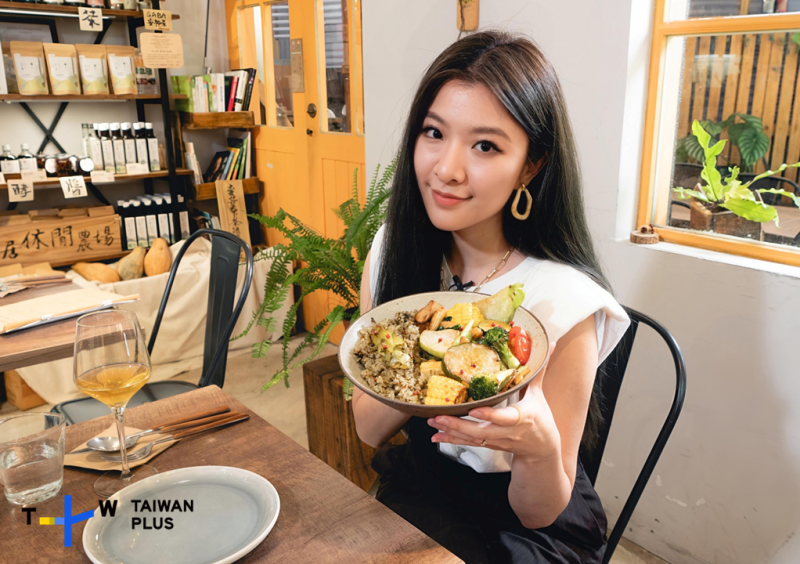 歌手關詩敏長期關注環保與動保議題，積極推廣蔬食，首度主持就獻給了《Veggie Island》