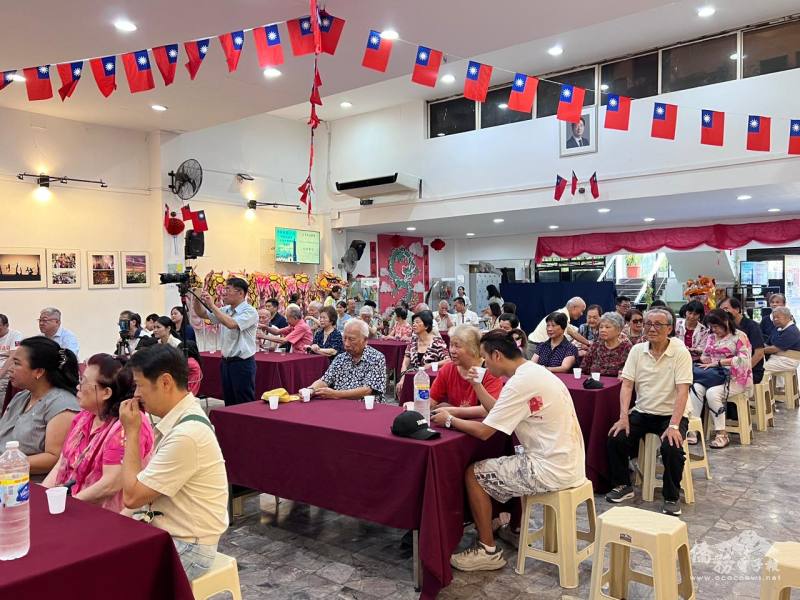 與會僑民觀看賴總統2026年新年談話