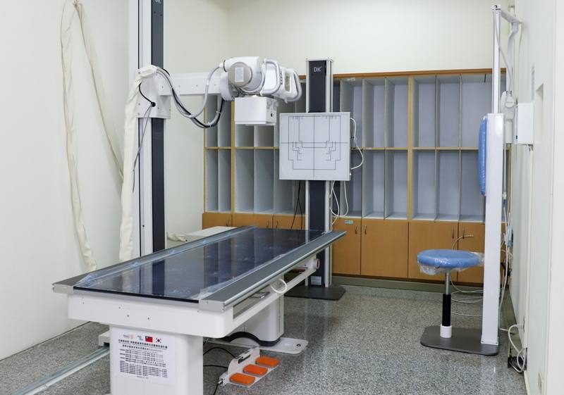 為了提升偏鄉醫療量能，八德旭德扶輪社及韓國百合扶輪社5日捐贈價值新台幣200萬元的「數位X光機設備」給嘉義縣東石鄉衛生所。