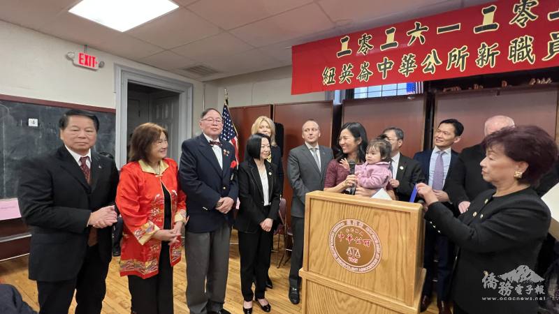 中華公所職員們在波士頓市長吳弭祝福中就職。