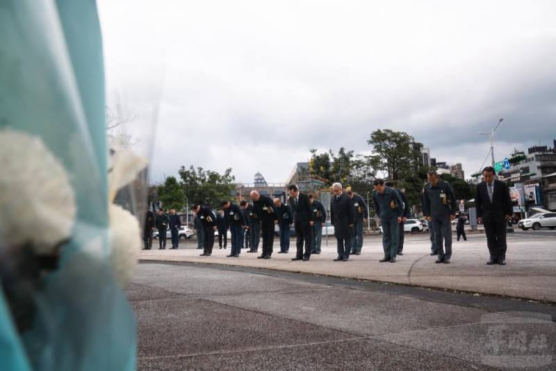 顧部長率全體同仁向8位殉職將士鞠躬致意。（軍聞社記者文仁攝）