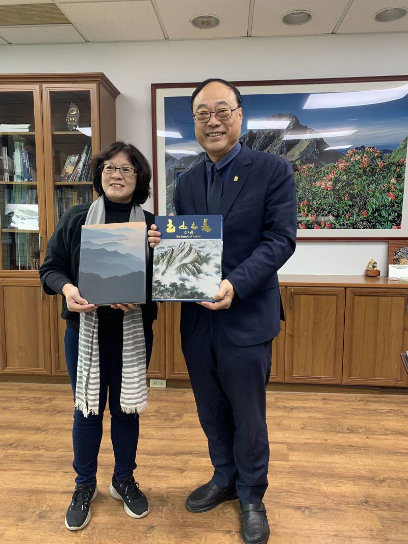 臺灣港務公司認養國家公園步道並與玉山國家公園管理處合作棲地及物種保育(右：臺灣港務公司周永暉董事長、左：玉山國家公園管理處盧淑妃處長)