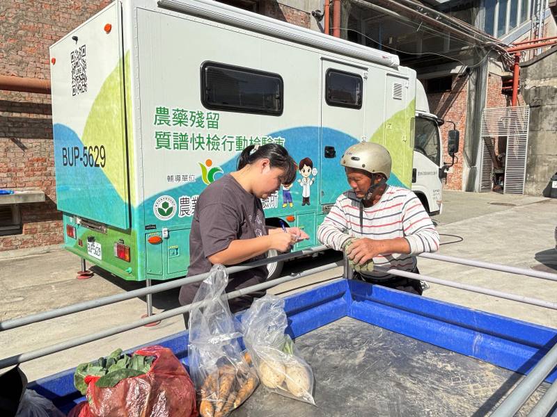 農民可透過鄰近農會、合作社場或行動檢測車送驗農作物(圖為彰化縣福興鄉農會)