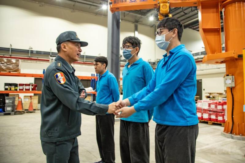 鍾副部長也特別關心產線同仁。（軍聞社記者王茗生攝）