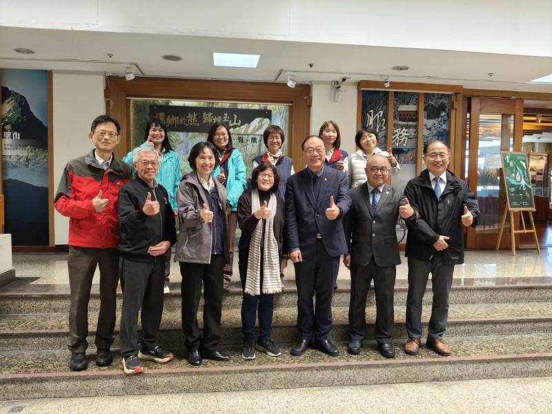 臺灣港務公司周永暉董事長(前排右三)率隊拜訪玉山國家公園管理處盧淑妃處長(前排左四)