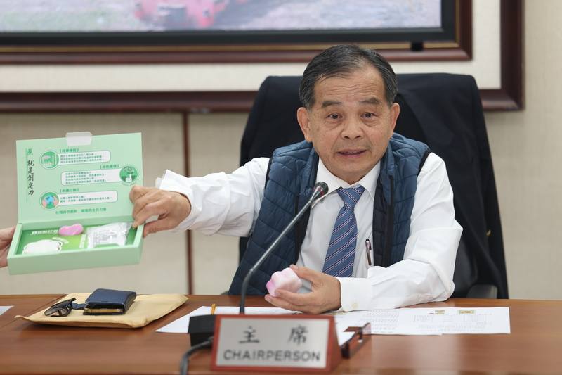 台糖公司5日下午在經濟部舉辦「從碳捕捉到萬頃林木 淨零排放台糖在RUN」記者會，台糖副總經理曾見占（圖）展示碳捕捉技術轉化再製的蘇打皂。