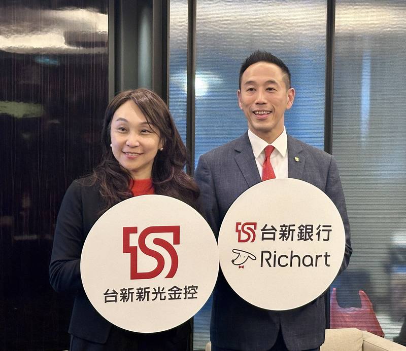 台新銀行5日宣布「台新銀行 Richart」數位品牌戰略再升級。圖為台新銀行個人金融總處執行長包國儀（左）與台新銀行執行副總經理黃天麟（右）。