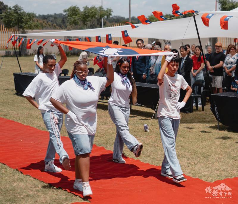 由青少年擔任旗手，伴隨小號進行曲恭送中華民國國旗進場，呈現跨世代與多元族群共同參與的精神。