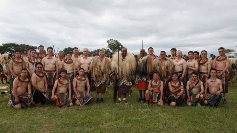 史瓦帝尼國王恩史瓦帝三世（King Mswati III）（中）、駐史瓦帝尼王國大使梁洪昇（中左）及聯合國駐史瓦帝尼協調員瓦奇拉（George Wachira）（中右），與「台灣軍團」在勇士節（Incwala）行軍活動途中合影。（駐史瓦帝尼王國大使館提供）