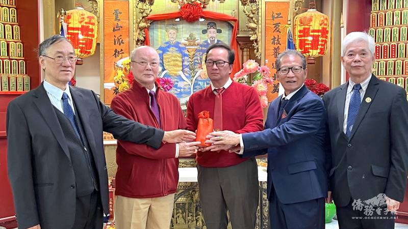    黃氏宗親會元老黃國威（左一）、美東副總長黃偉健（右一）監交，新任主席黃兆祥（右二），黃鷹立（右三）從卸任主席黃光沐（左二）手中接過印信