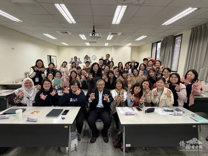 陳學志講座(前排中)於「SEL素養介紹」課程向學員介紹知識架構