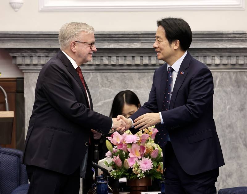 President Lai Ching-te (right) holds hands with Michael Gahler to welcome a delegation from the European Parliament during its visit to Taiwan in Taipei on Tuesday. CNA photo Jan. 6, 2026