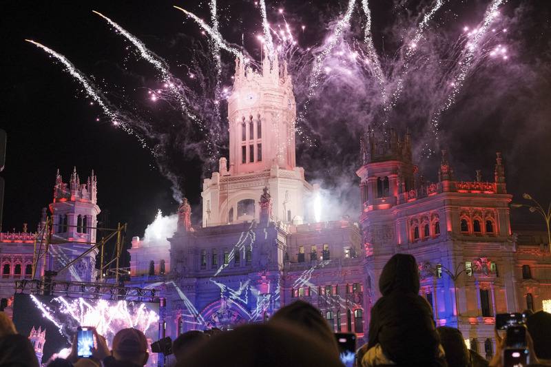 西班牙首都馬德里5日晚間舉行孩童們期待了一整年的「三王節遊行」（Cabalgata de los Reyes），在三王演說後，以煙火秀搭配燈光秀，為活動畫下句點。