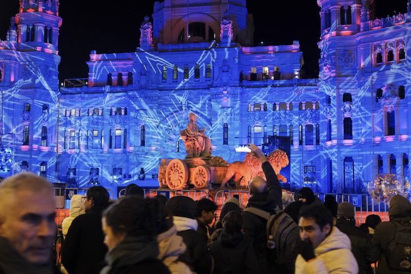 西班牙首都馬德里5日晚間舉行年度「三王節遊行」（Cabalgata de los Reyes），活動以市政廳施放的燦爛煙火秀畫下句點後，許多民眾與遊客仍依依不捨地逗留，與點綴了繽紛燈光的西貝萊斯噴泉及馬德里市政廳合影後，才心滿意足離場。
