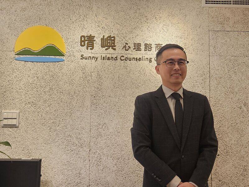 台灣癌症基金會「晴嶼心理諮商所」5日開幕，共有10名心理諮商師，8成本身就是癌友或癌症患者家屬，首任所長張維宏（圖）來自家族3代罹癌背景。