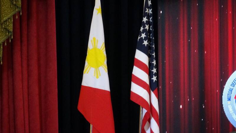 菲律賓最新民調顯示，在共同維護菲律賓南海利益事務上，美國仍是菲律賓民眾最信任的理念相近夥伴。圖為2025年4月，菲美「肩並肩」聯合軍演開幕時國旗並列。